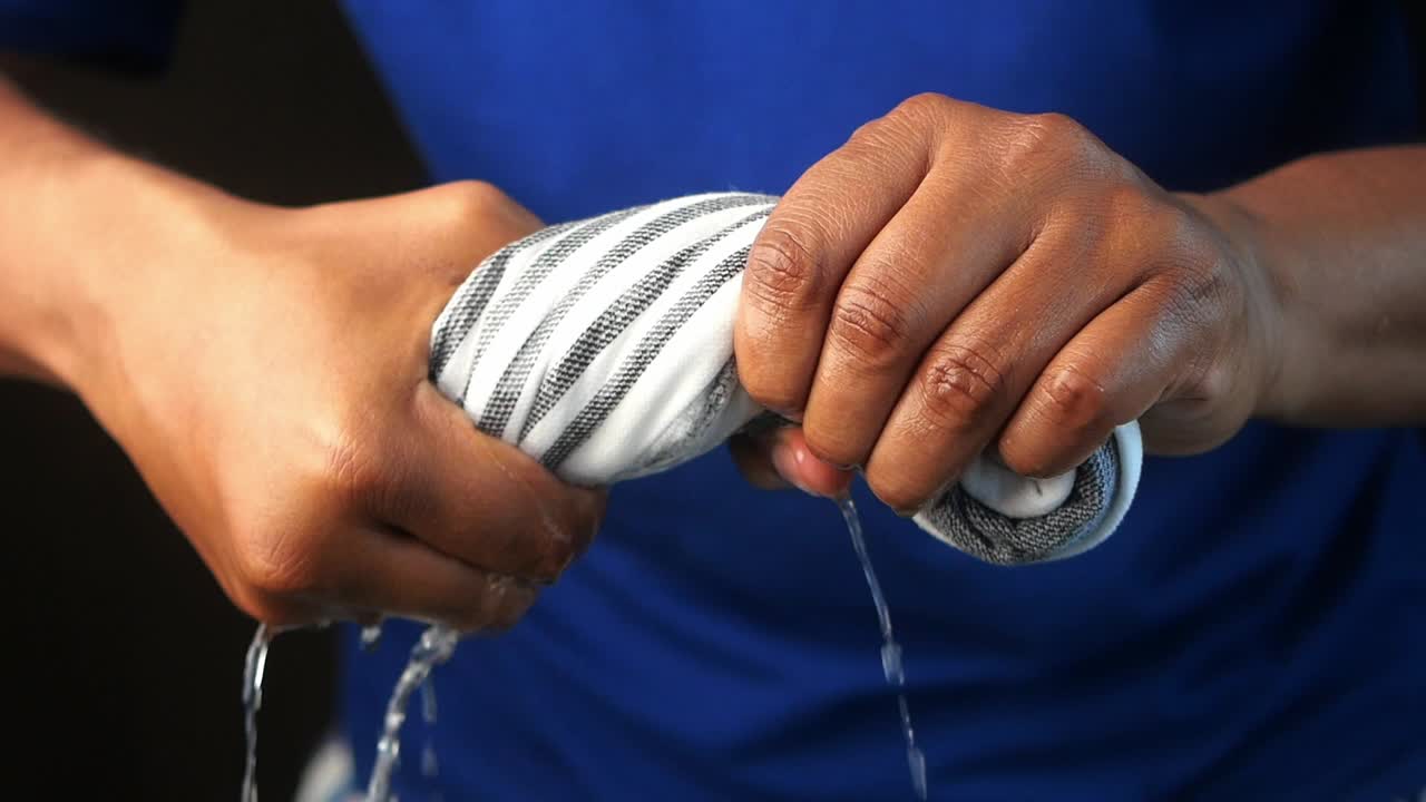 sacando una toalla húmeda