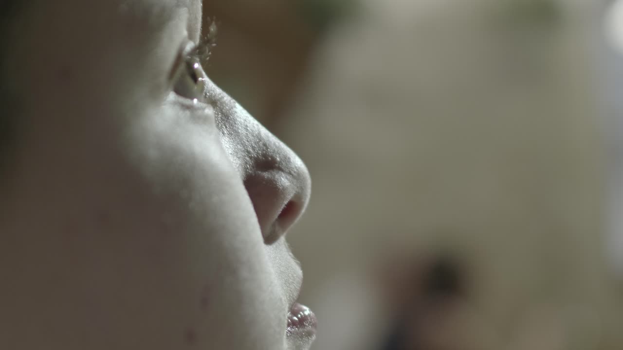 귀여운 눈과 작은 코를 가진 젊은 십대의 얼굴의 근접 촬영