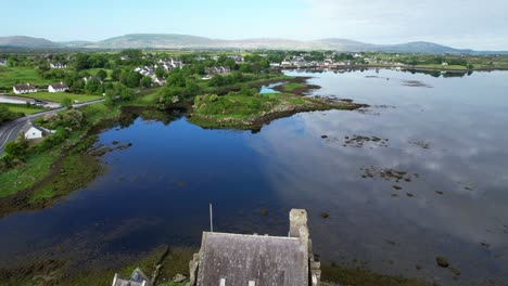 Vista-Aérea-Sobre-El-Castillo-De-Dunguaire-Cerca-De-La-Bahía-De-Galway-En-Irlanda