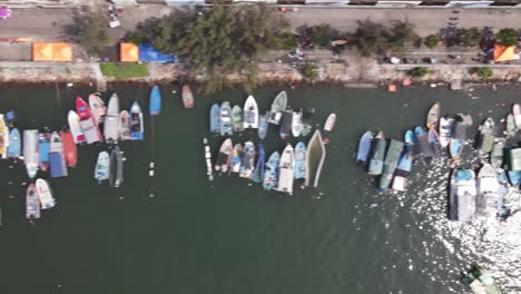 Vista-Aérea-De-Pájaro-Volando-Sobre-El-Puerto-Deportivo-En-La-Isla-Cheung-Chau-En-La-Ciudad-De-Hong-Kong