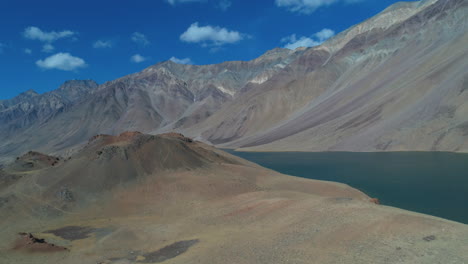 antena terrestre: primera vista de un hermoso lago de montaña intacto en un valle de montaña rocosa