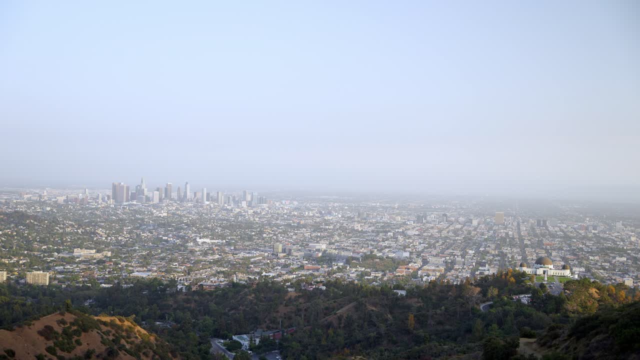 observatorio griffith y vista del paisaje urbano de los angeles desde lejos