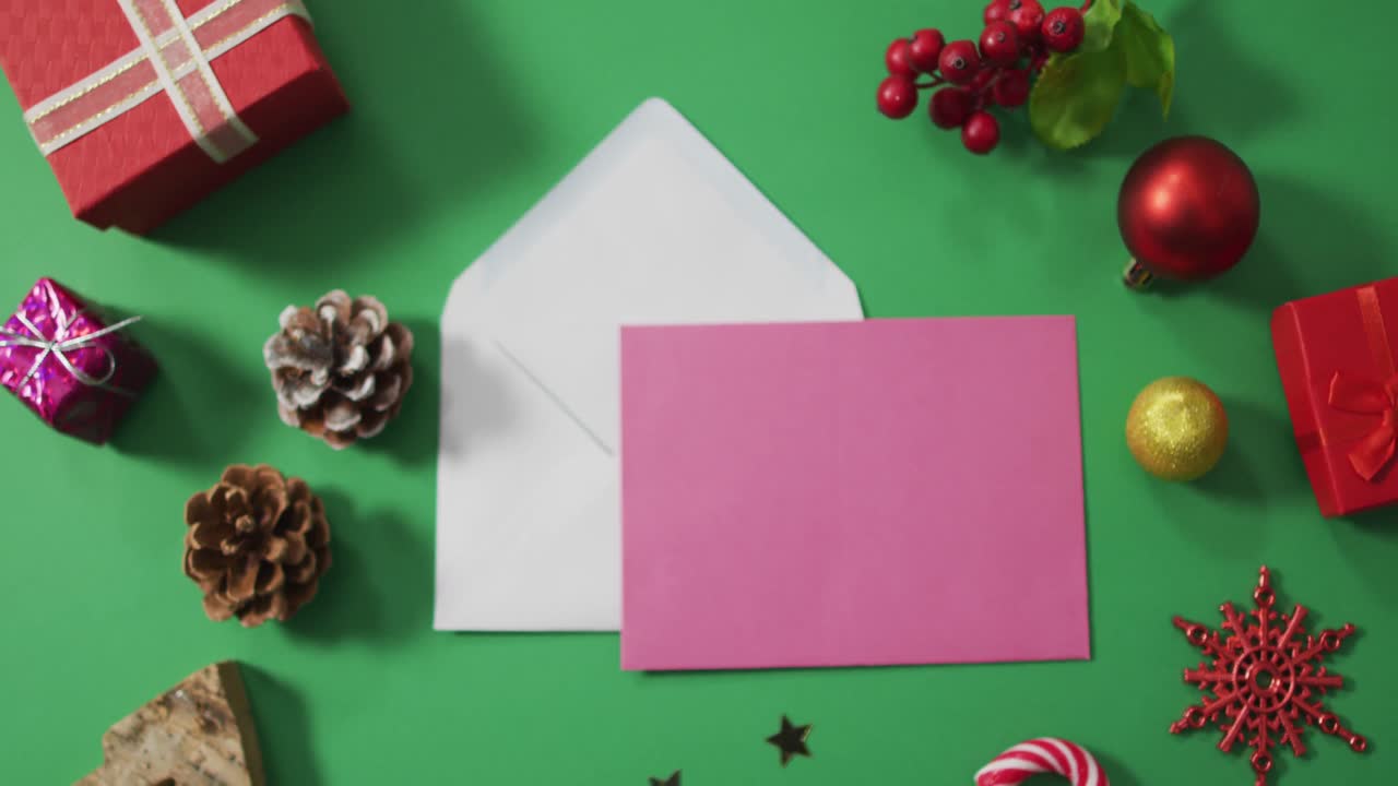 decoraciones de navidad con sobres y espacio de copia en fondo verde