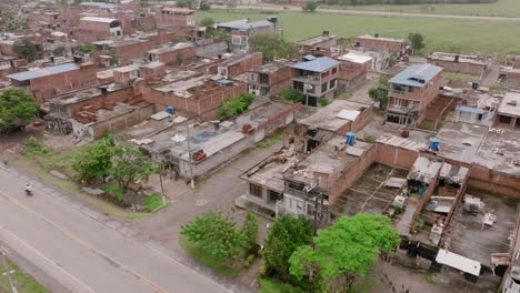 Vista-Aérea-De-Un-Pueblo-En-Ruinas-Al-Sur-De-Cali-En-Colombia