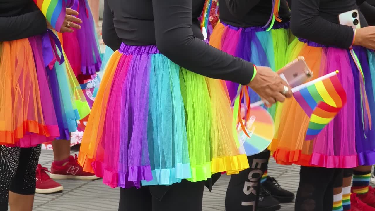 프라이드 퍼레이드에서 다채로운 무지개 치마