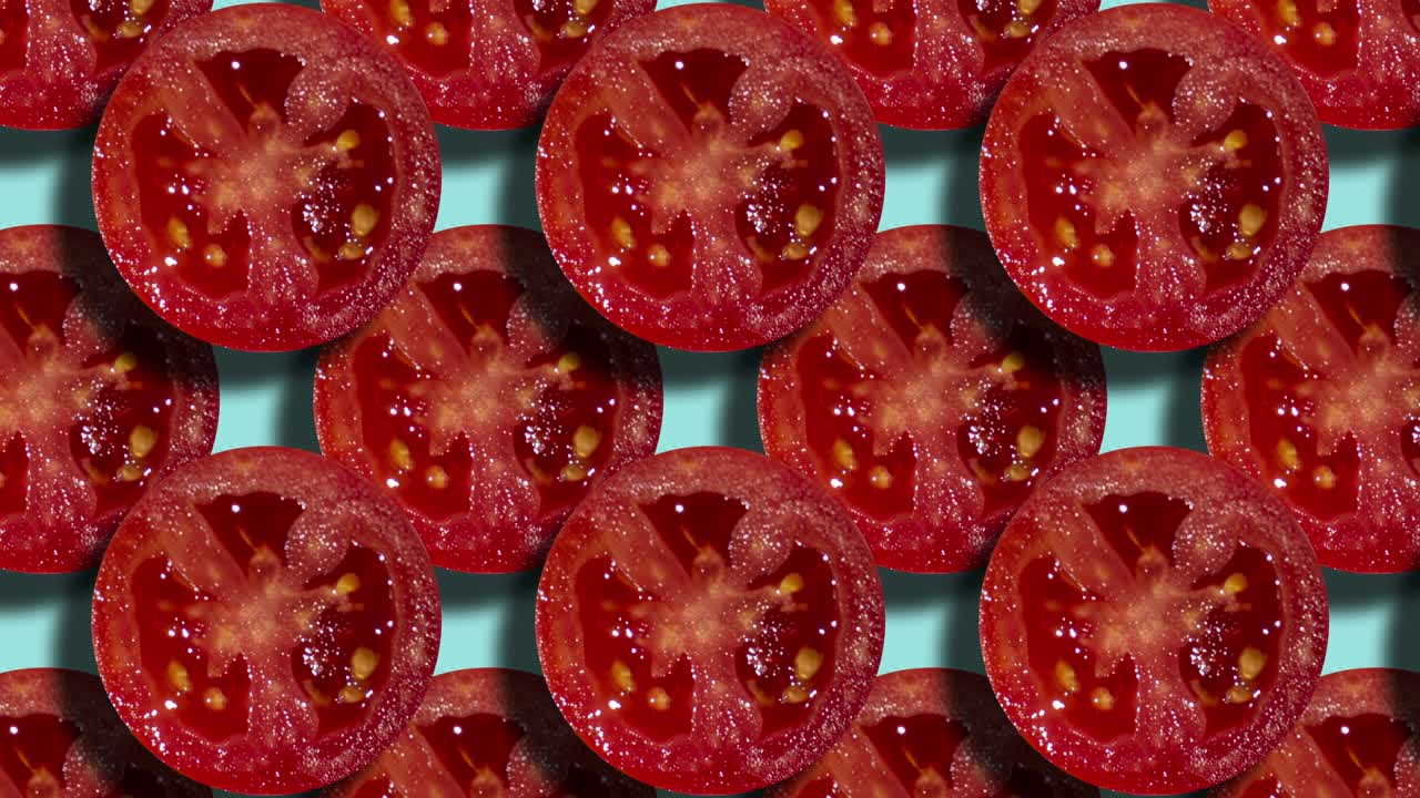 patrón geométrico con dos capas de rebanadas de tomate en un fondo azul pálido. concepto de comida gráfico de movimiento simple animación de bucle sin costuras