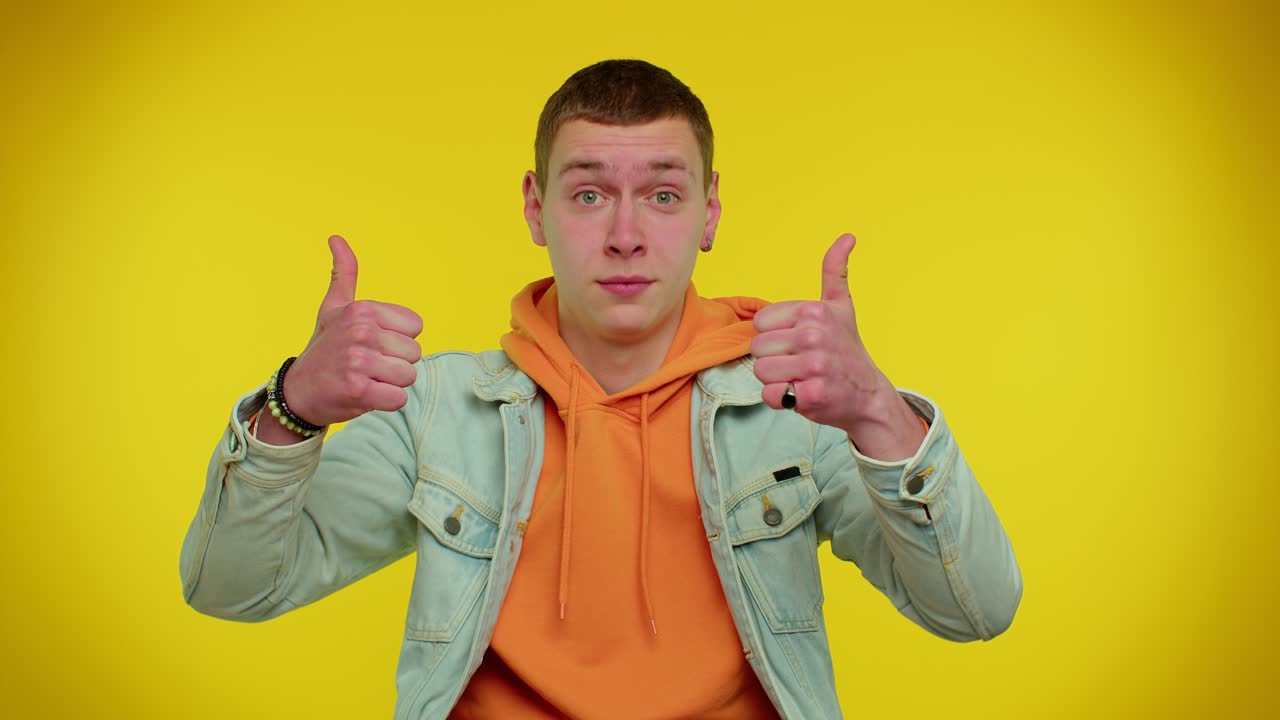 십대 스타일의 남자가 손으로 초대하는 몸짓을 보여줍니다. 가입을 요청하고, 오기를 호소하고, 환영합니다.