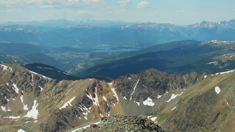 Filmischer-Schwenk-Nach-Links-Greys-Und-Torreys-14er-Rocky-Mountains-Peaks-Colorado-Lake-Dillon-Zoom-Breckenridge-Landschaft-Sonniger-Sommer-Friedlicher-Blauer-Himmel-Wolkenrollen-Atemberaubend-Schöner-Morgen