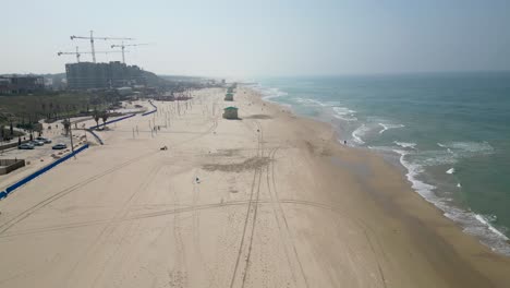 Vista-Aérea-Superior-Aislada-De-4k-De-Una-Playa-Vacante-Con-Algunas-Personas---Bat-Yam-Israel