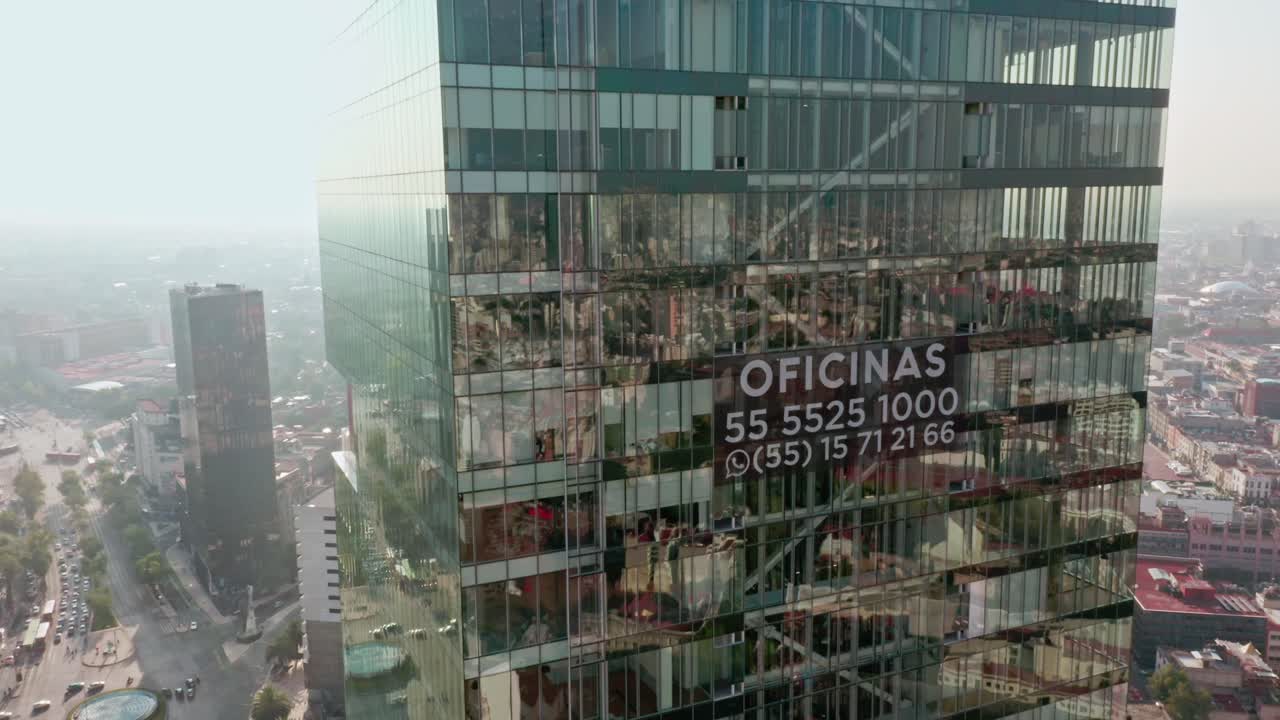 toma aérea de drones de torre cuarzo en el día en la ciudad de méxico