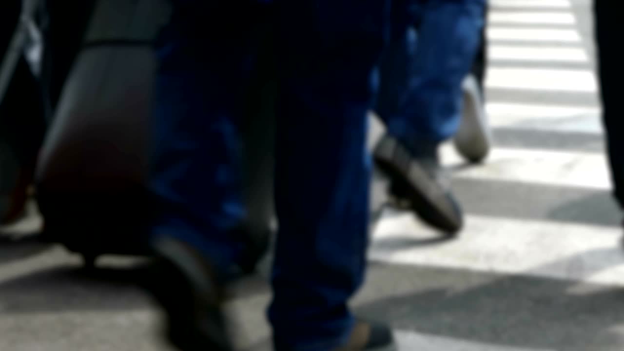 뒤쪽은 흐릿한 보행자들이 고 있습니다.