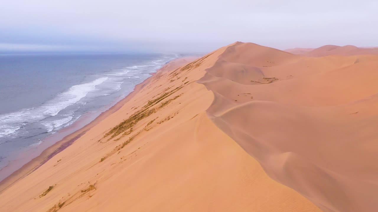 나미비아 8의 골격 해안을 따라 나미브 사막의 광대한 모래 언덕 위로 놀라운 공중 촬영