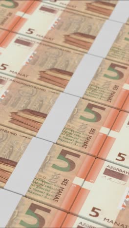 video vertical de billetes de 5 manat azerbaiyanos impresos por una imprenta de dinero