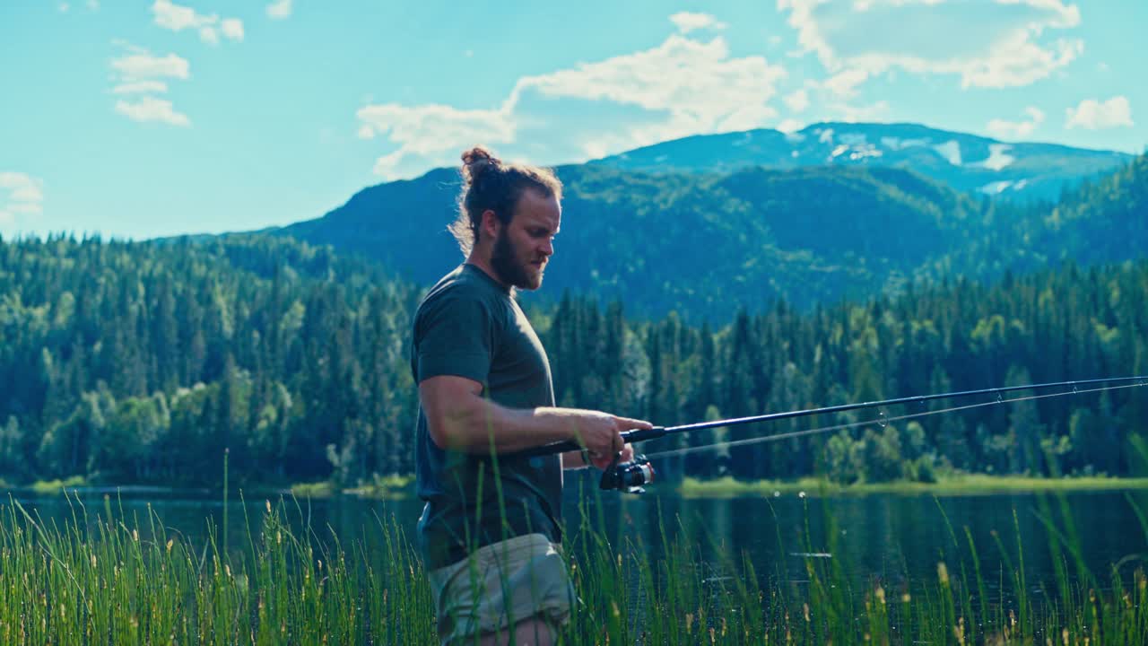 Potret seorang pria memancing di danau di Mosjøen, Kabupaten Nordland, Norwegia Utara. Bidikan Statis.