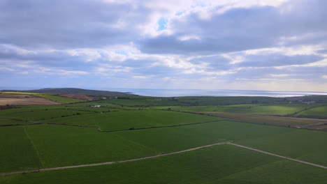 campos verdes y cielo con nubes en un día soleado en la zona costera irlandesa del corcho occidental
