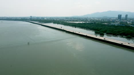 Vista-Aérea-Del-Paisaje-Del-Tráfico-De-Automóviles-Y-El-Transporte-Con-El-Manglar-Del-Mar-De-La-Bahía