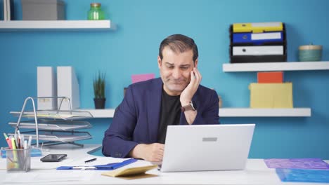 Geschäftsmann-Führt-Falsche-Bedienung-Am-Laptop-Durch.