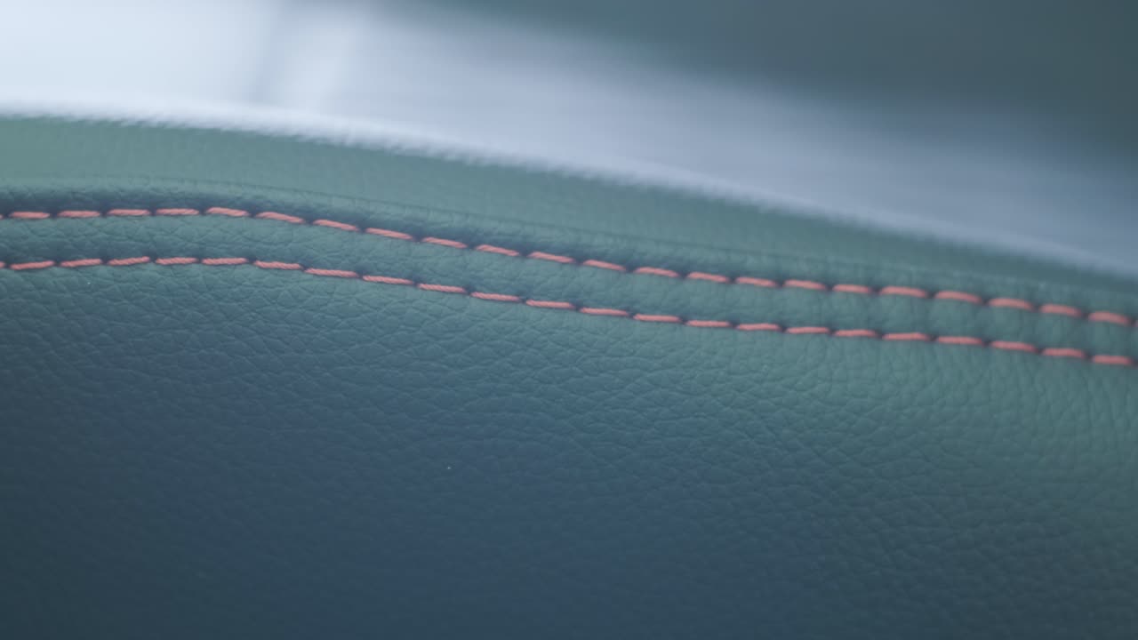 cubiertas de asiento de cuero negro en el coche. hermoso diseño interior de automóvil de cuero. asientos de cuero de lujo en el automóvil.