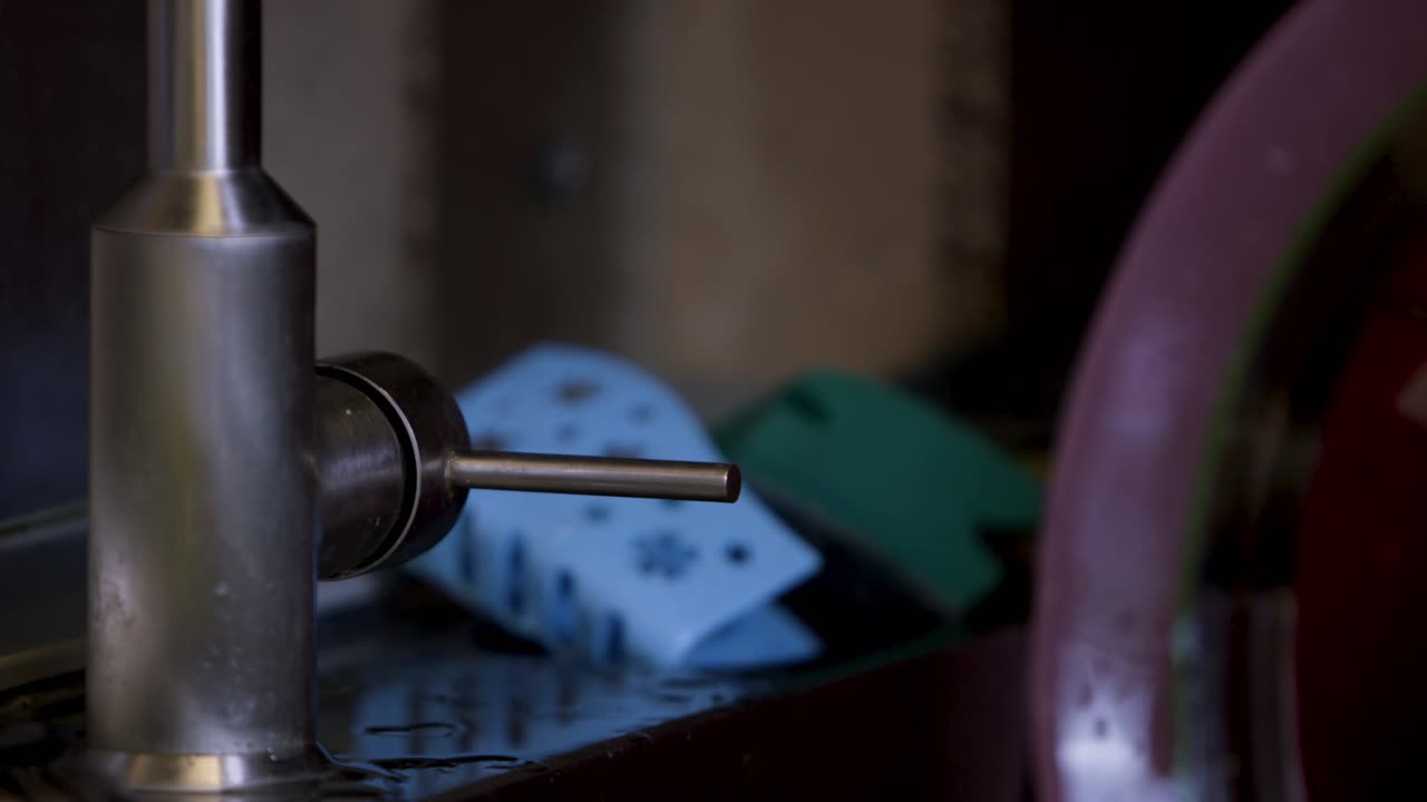 작업장 도구 에 있는 주방 싱크대 에서 손을 는 것