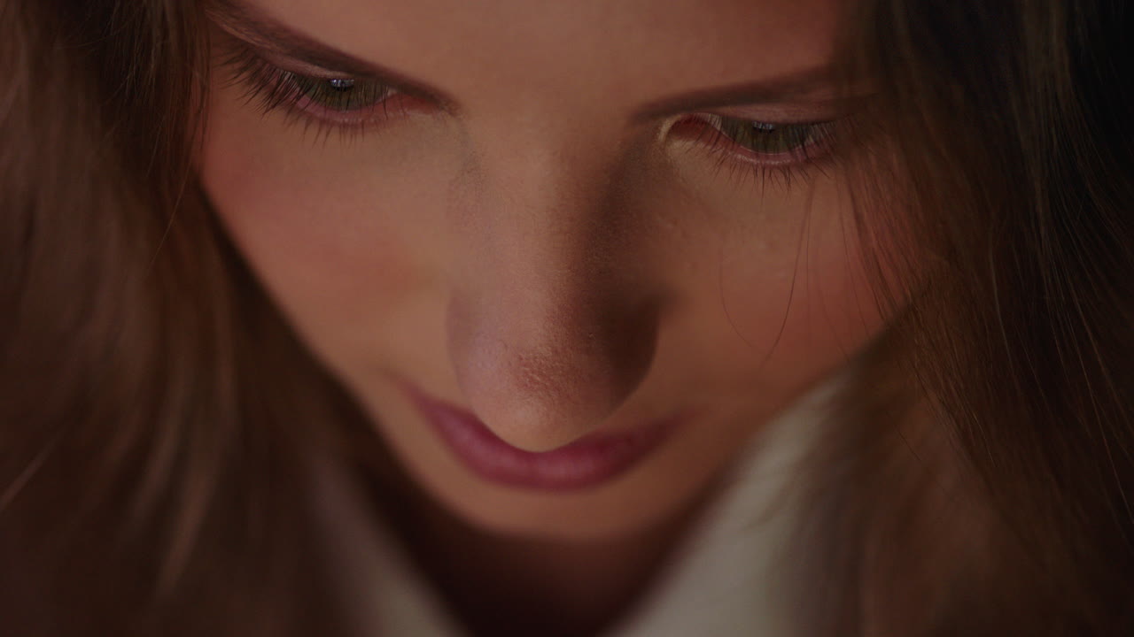 retrato de cerca de una mujer hermosa usando una tableta viendo una película por la noche mirando la pantalla disfrutando del entretenimiento