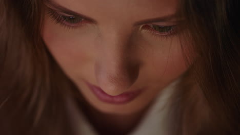 retrato de cerca de una mujer hermosa usando una tableta viendo una película por la noche mirando la pantalla disfrutando del entretenimiento