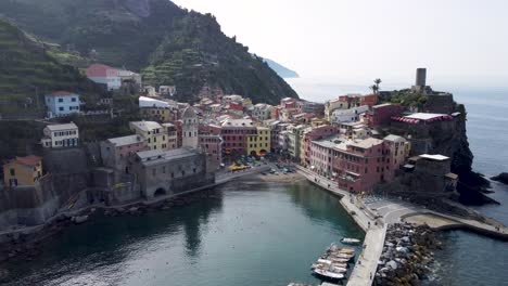 Drone-descent-over-the-colorful-houses-of-Vernazza,-Cinque-Terre