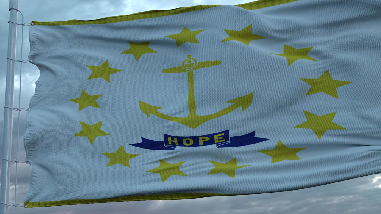 로드 아일랜드의 발은 깊은 아름다운 구름 하늘에 대항하여 바람에 흔들리고 있습니다.