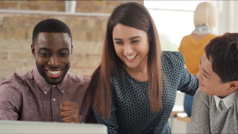 reunión del equipo de negocios creativos en una oficina hipster de moda discutiendo nuevas ideas. gerente femenina o colega dando dirección