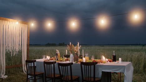 banquete de bodas al anochecer