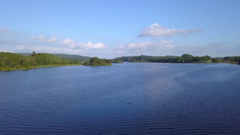 un avión no tripulado disparado sobre el lago ken, dumfries, escocia