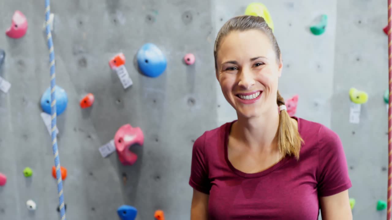mujer feliz ajustando la cuerda en el arnés 4k