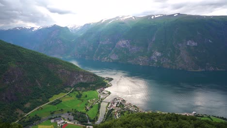 Stegastein-Aussichtspunkt-Wunderschöne-Natur-Norwegen.