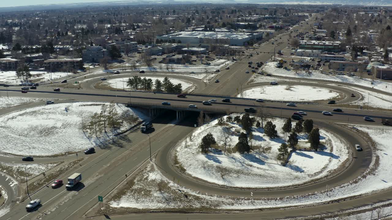 원형 다리 고속도로의 도 드론