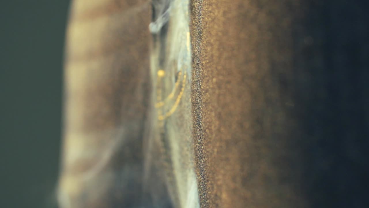 джинсовая фабрика использует лазерные лучи для нанесения рисунка на голубые джинсы