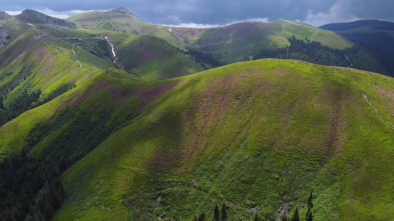 descubre el impresionante paisaje primaveral de las montañas bucegi desde arriba con este fascinante video de dron