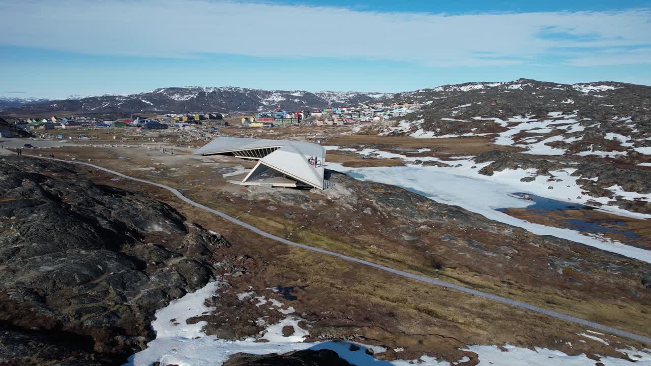 ilulissat icefjord 센터의 현대적인 건물, 기후 변화와 역사에 대한 전시, 그린란드를 방문하십시오.