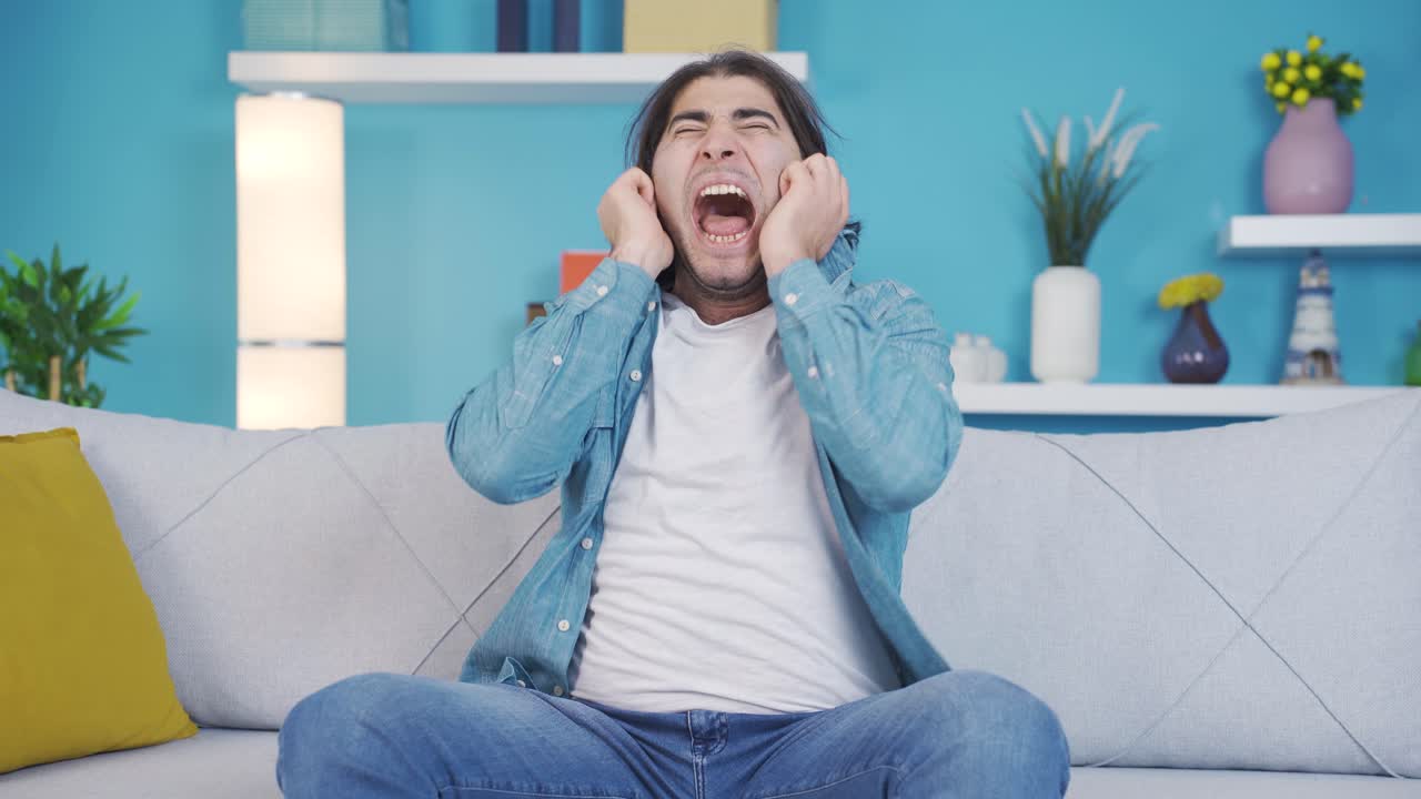 정신 질환을  ⁇ 고 있는 젊은 남자가 집에서 생각하고 있습니다.