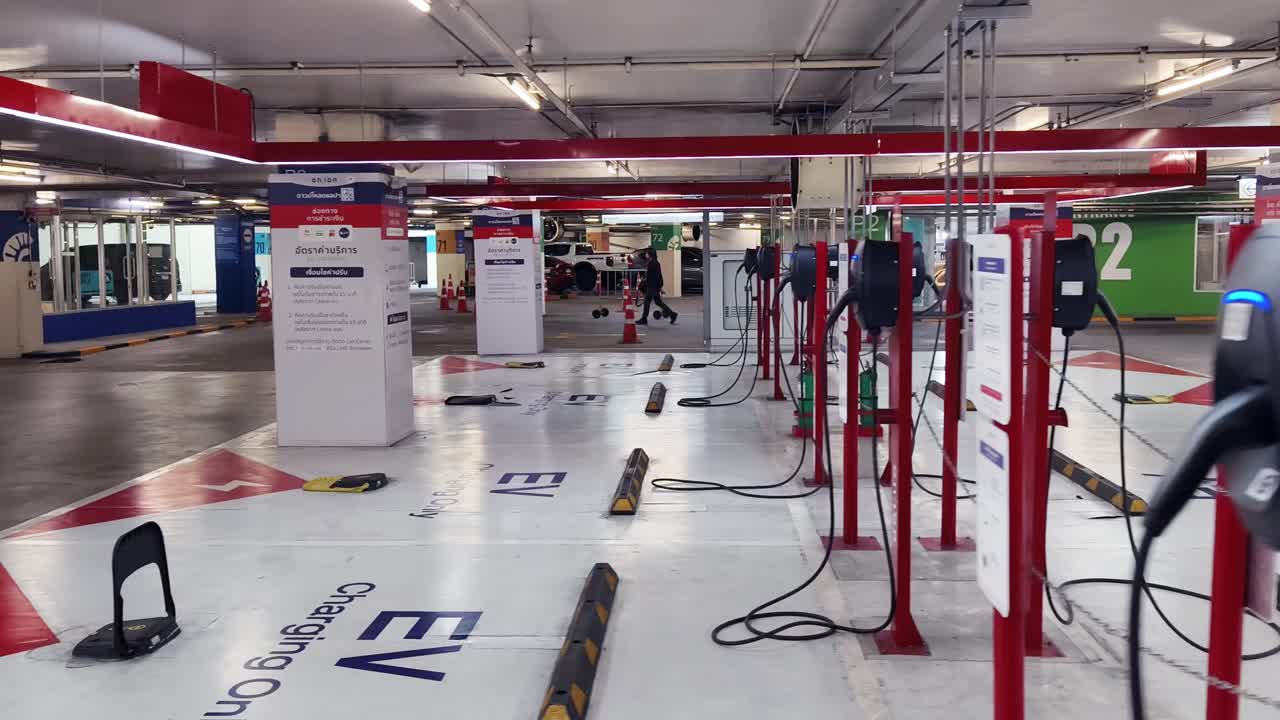 주차장에 있는 전기차 충전소