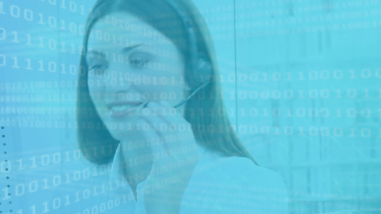 бинарная кодировка обработки данных через кавказскую женщину, управляющую обслуживанием клиентов, разговаривающую по телефону с наушниками