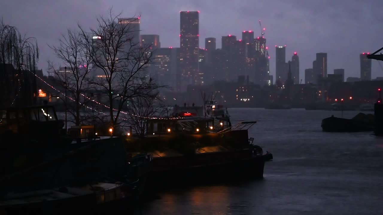 저녁, 런던, 영국에서 카나리아 워프를 향해 중앙 런던에서 항해하는 보트