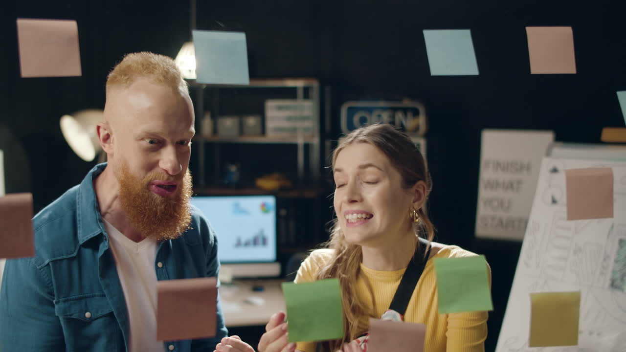 деловые люди празднуют успех проектов.