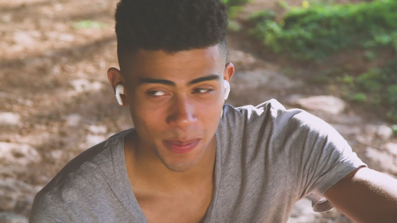 deportista negro leyendo mensajes durante el descanso