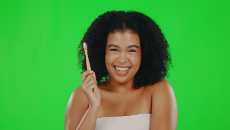 mujer feliz en la pantalla verde