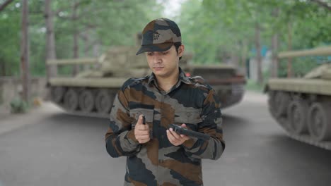Hombre-Del-Ejército-Indio-Inspeccionando-Su-Arma.