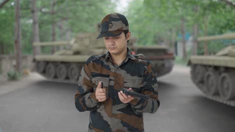 hombre del ejército indio inspeccionando su arma
