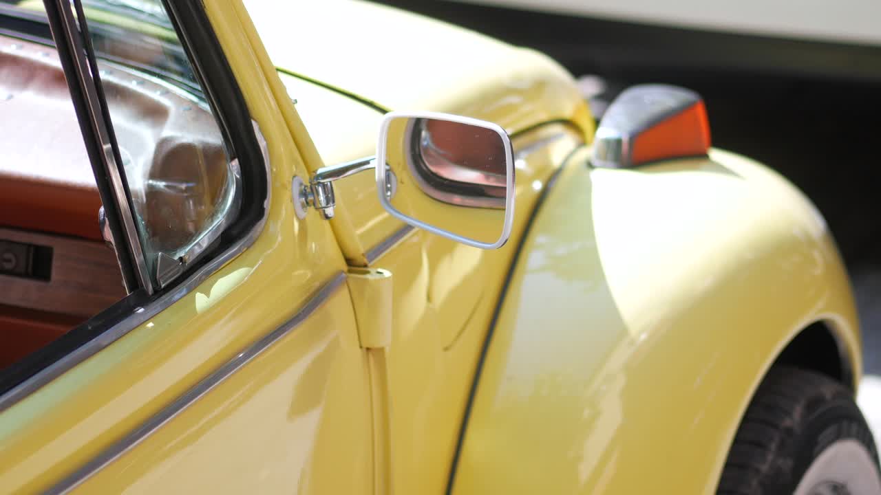 노란색 빈티지 vw 정벌레의 클로즈업