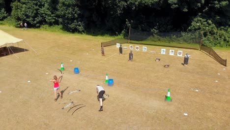 arqueros practicando tiro con arco en el campamento de entrenamiento 4k