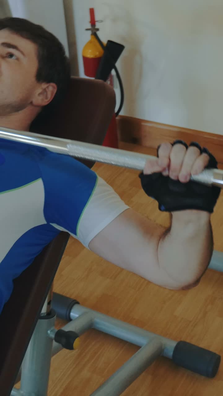 체육관 에서 웨이트 리프팅 하는 남자