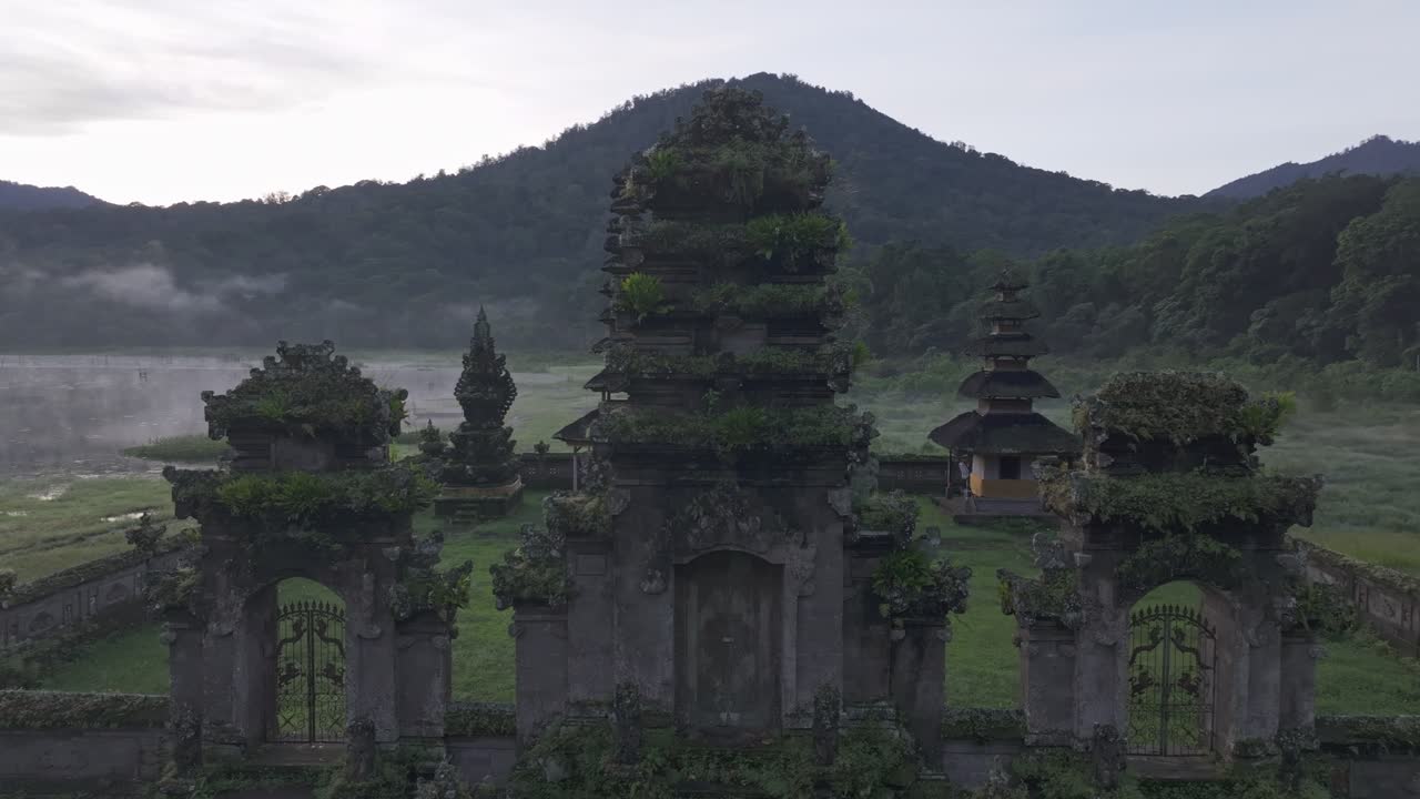 Luftfoto ved daggry af tempel og tågede vande ved Tamblingan-søen, Indonesien
