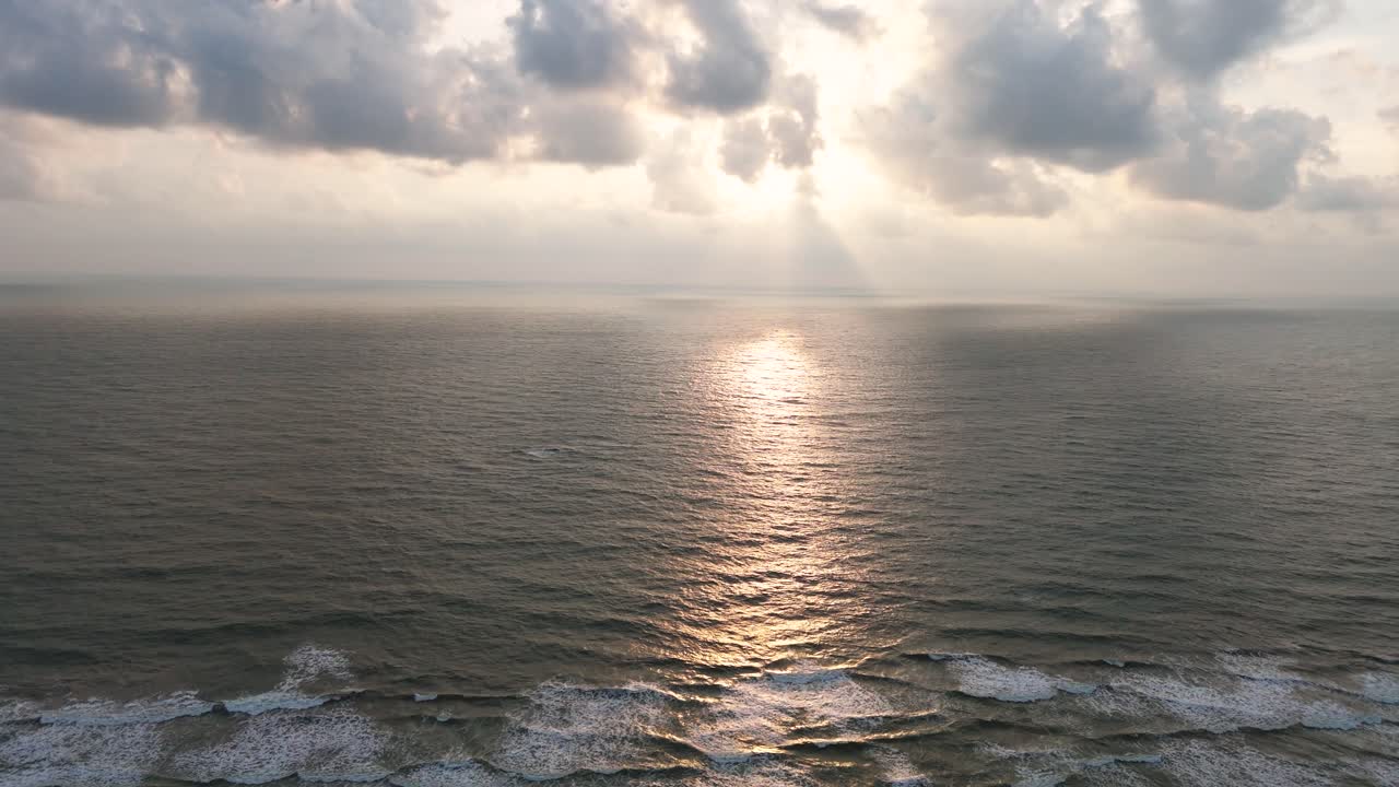 Vola sul mare al tramonto sulla spiaggia di Bentota, in Sri Lanka